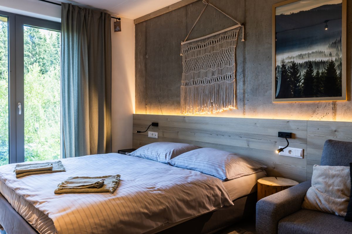 Svetlo nie je len o stropnom svietidle a nočnej lampe – v každej izbe je niekoľko vrstiev osvetlenia, ktoré navodia tú správnu atmosféru.