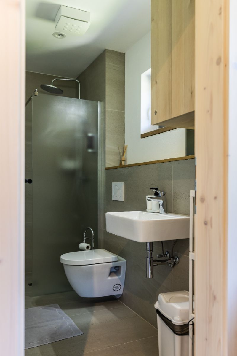 Znamením interiéru sú čisté línie a striedma farebná paleta, ktorá nechá vyniknúť okolitú prírodu.