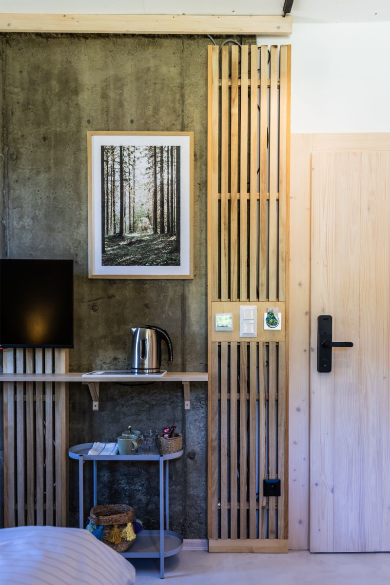 Zvislé línie odrážajú okolitý smrekový les, liaty betón zas vápencové bralá.