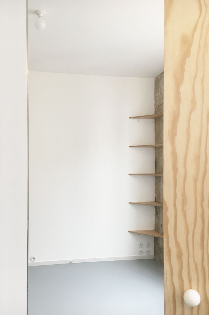 Podlahu tvorí len natretý betón, čo zároveň znižuje náklady na dlažbu, zjednodušuje údržbu a podporuje minimalistický charakter priestoru.