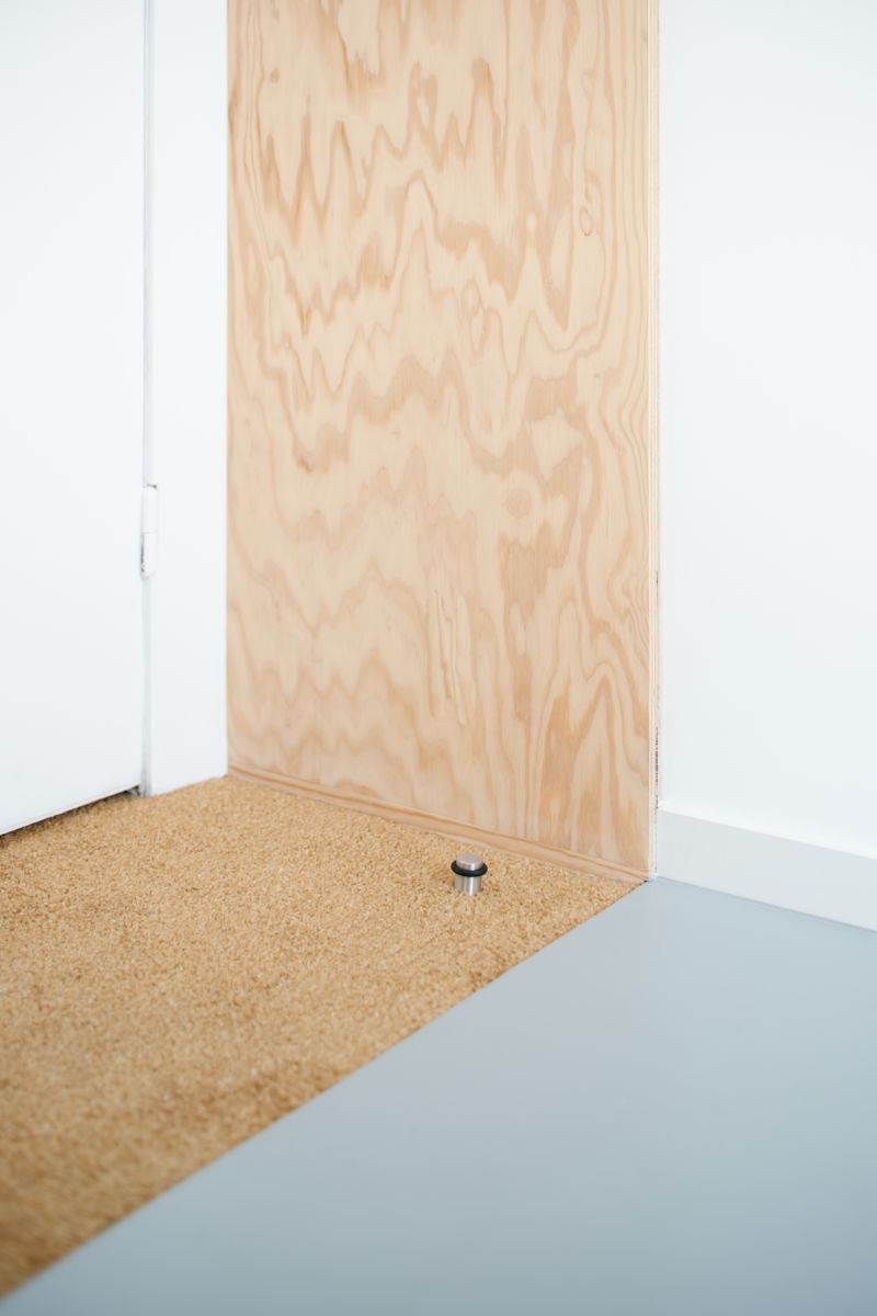 V apartmáne používali architekti surové materiály. Nábytok je vytvorený z borovicového dreva, dlážka je natretý betón.