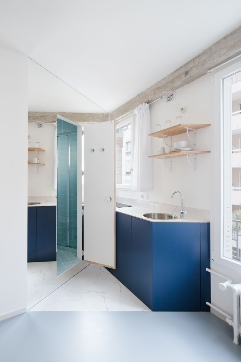 Súčasťou interiéru je aj bunka s kúpeľňou, ktorá je predelená dverami z borovicového dreva.