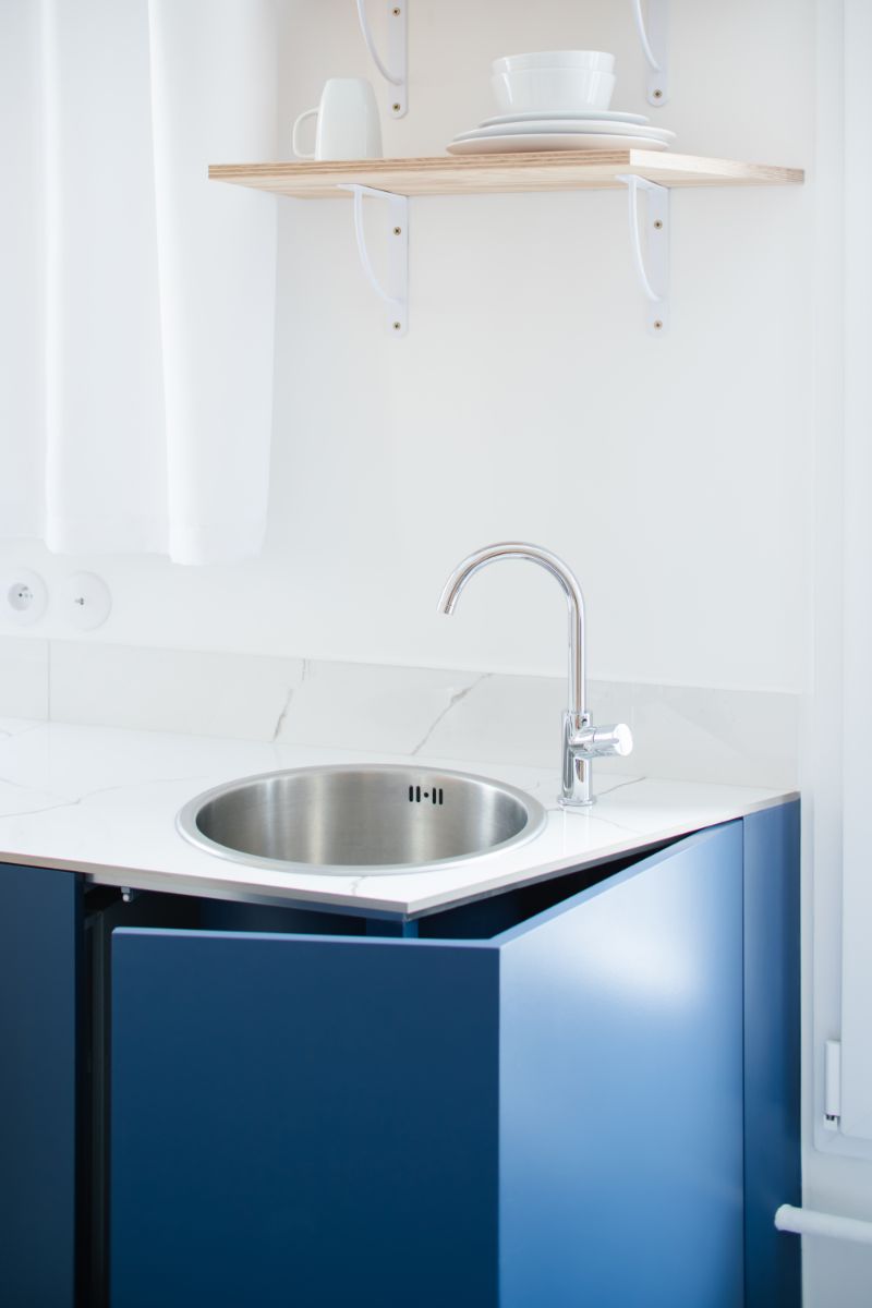 Kuchyňa je kompaktná, ale plne funkčná. Pôsobí ako súčasť jednej geometrickej línie.