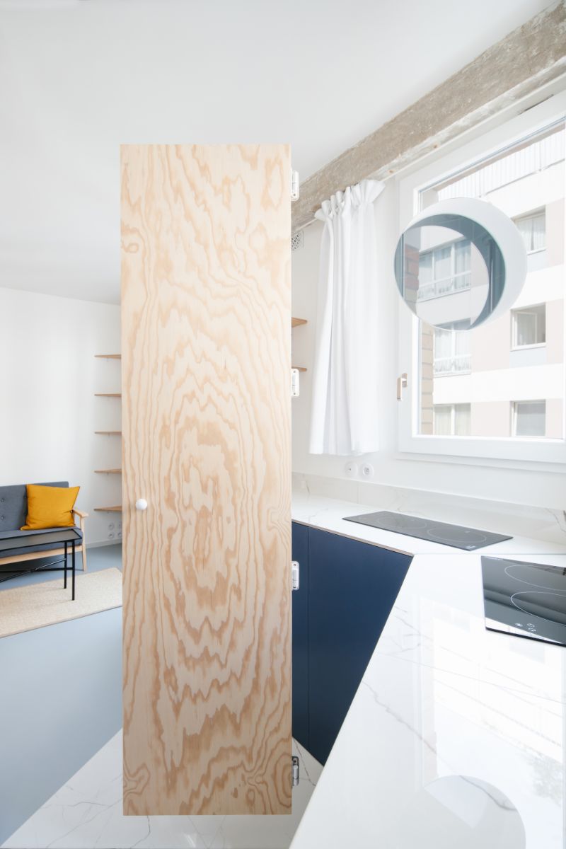 Dvere do kúpeľne vyzerajú, akoby sa vznášali v priestore.ú, akoby sa vznášali 