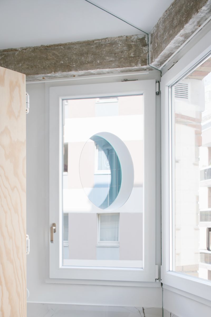 Architekti cielene odstránili zo stien pod stropom vrstvy, aby odhalili surový betónový skelet budovy.