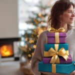 Žena držiaca v rukách darčeky.