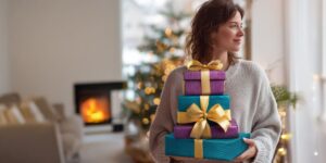 Žena držiaca v rukách darčeky.