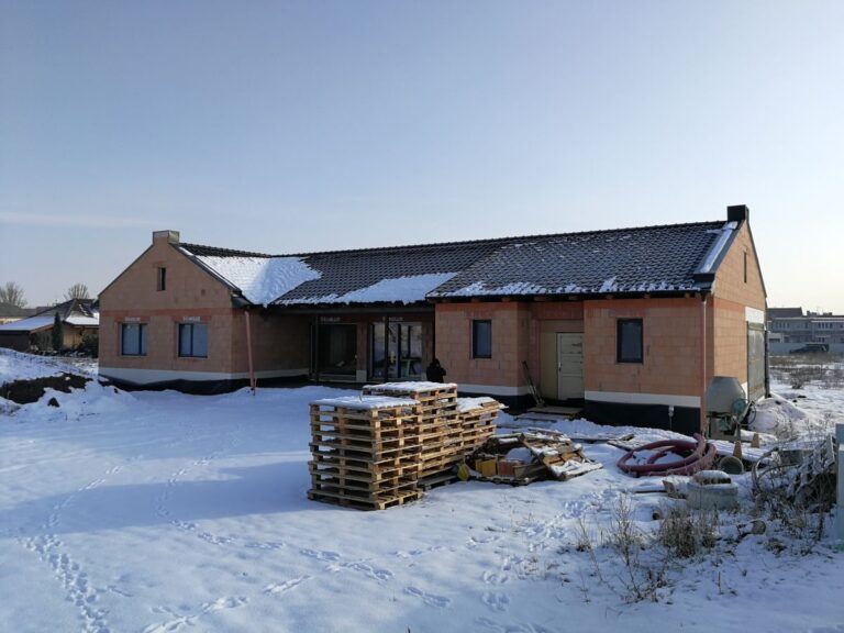 Novostavba tehlového domu bez omietky.