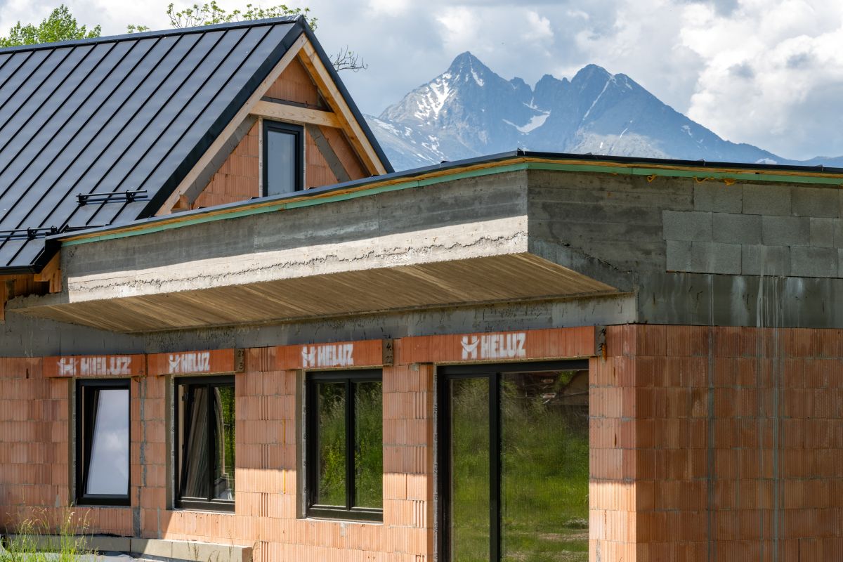 Detail na dom z tehál Heluz pod Tatrami. Heluz/Jiří Hloušek