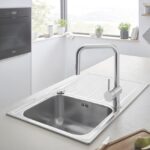 Kuchynský ostrovček s antikorovým drezom a batériou.