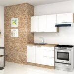 Moderná kuchynská linka v bielej farbe vedľa tehlou obloženého múra.