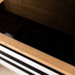 Čierna indukčná varná doska zabudovaná v drevenej pracovnej doske.