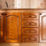 podné kuchynské skrinky so zásuvkami v hnedom dekore dreva