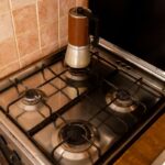 Antikorový plynový sporák s moka kanvicou.