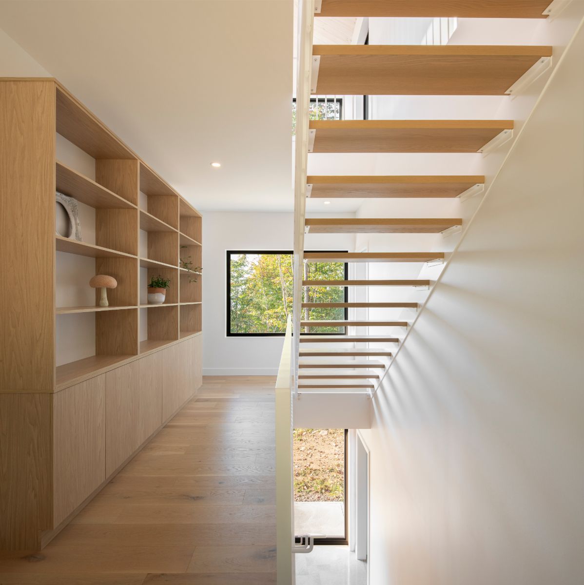 V interiéri prevláda minimalistický prístup bez zbytočných dekorácií.