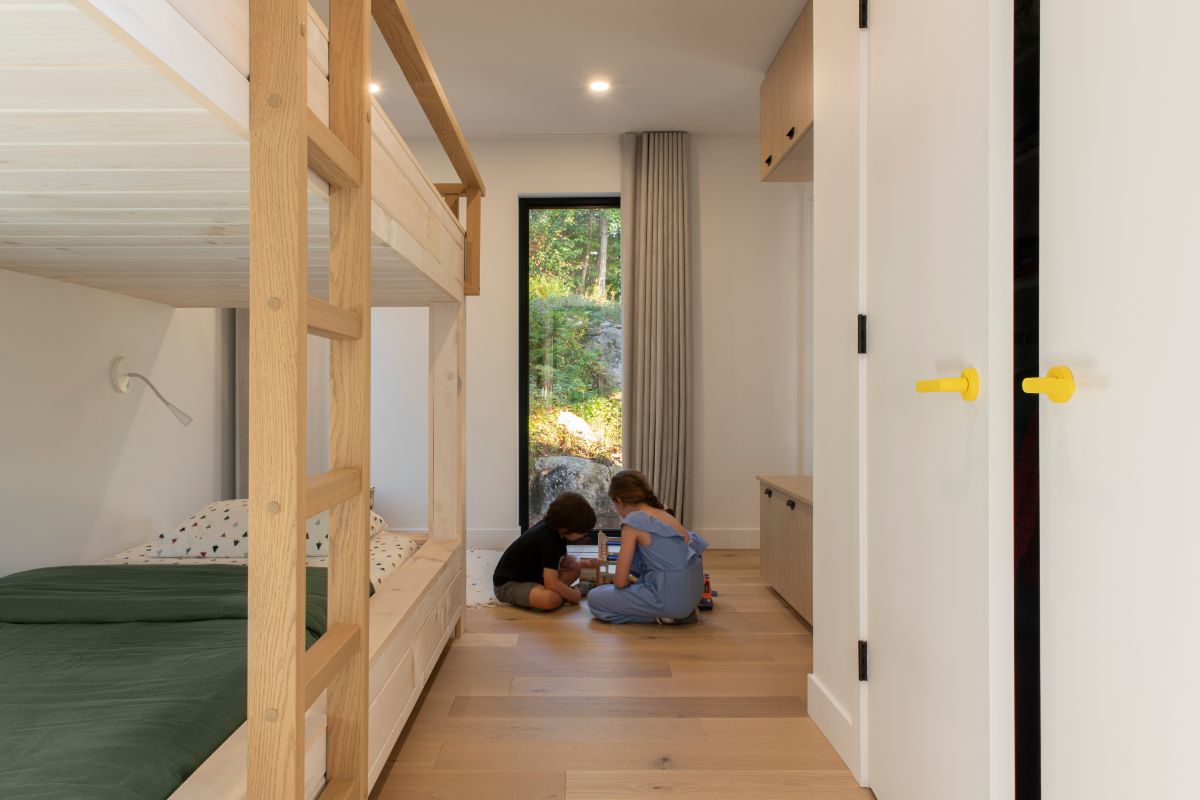 Vnútri dominuje neutrálna kombinácia svetlého dreva a bielych stien.