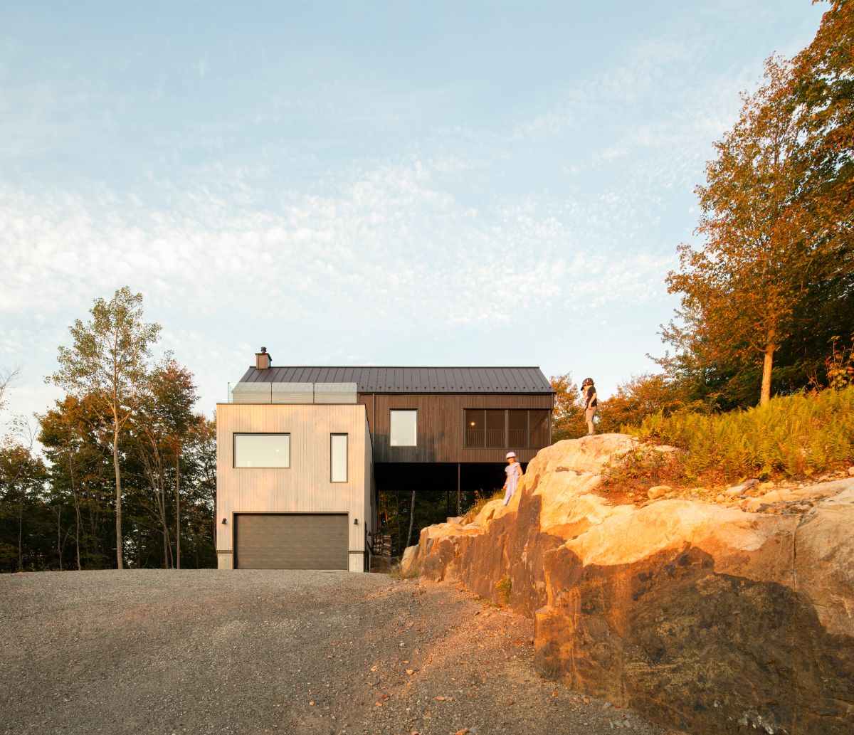 Na fasáde bol použitý červený céder a drevo opálené japonskou technikou Yakisugi.