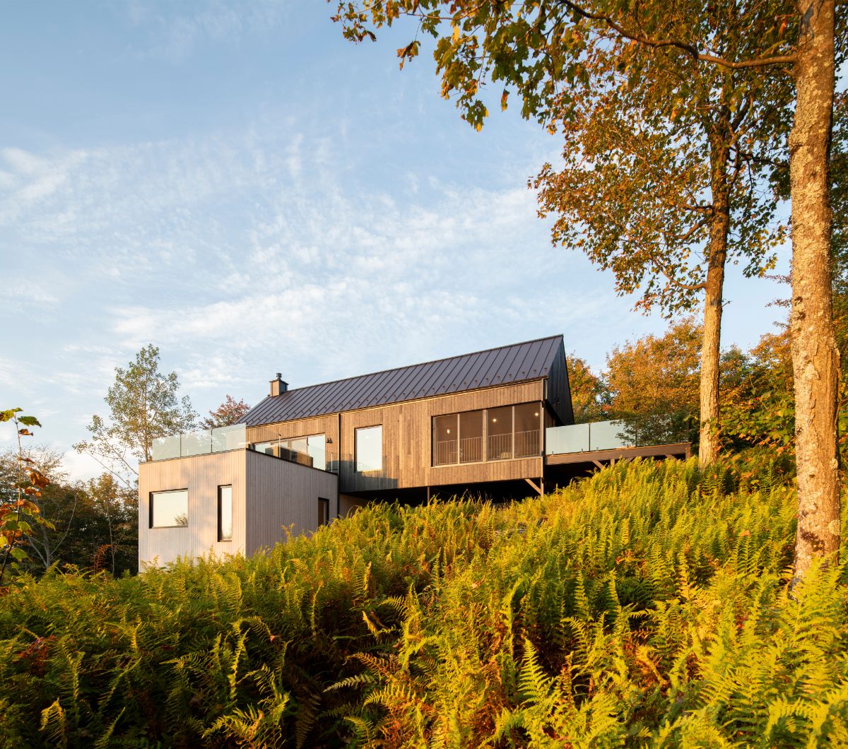 Dom postavili na skalnom podklade, ktorý si vyžadoval starostlivé plánovanie a presnú prácu.