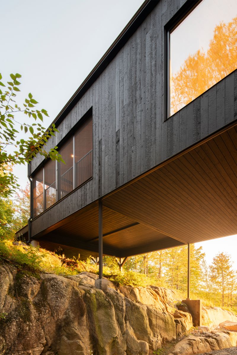 Časť vyššej vyzerá, akoby sa vznášala v vzduchu. Netradičnú stavbu zvolili architekti, aby ochránili prírodný pozemok.