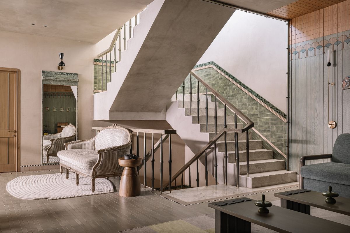 Farebnosť v interiéri bola cielene zvolená tak, aby predstavovala plynulý prechod z exteriéru do interiéru.