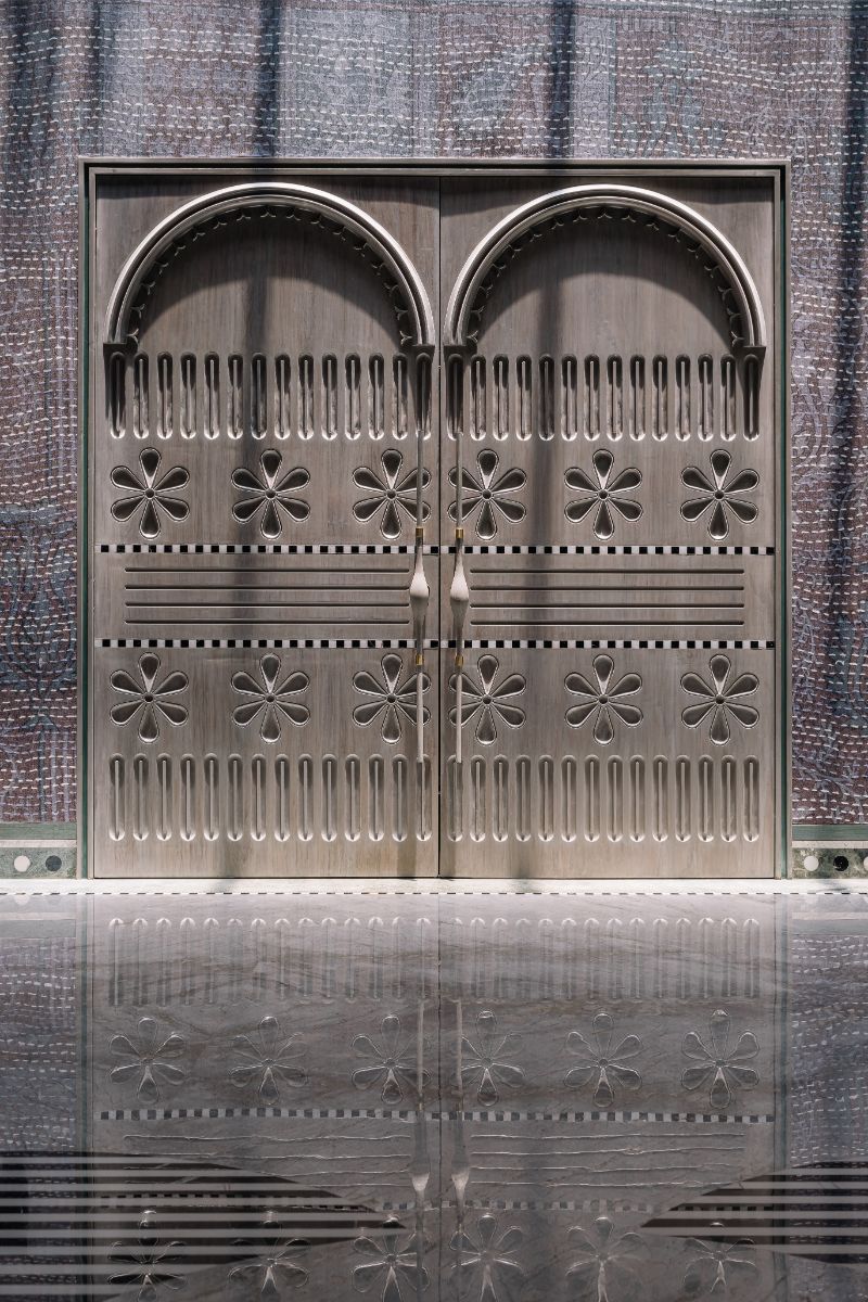 Dom pri ctí nielen ľudskú prácu remeselníkov, ale aj lokálnu kultúru a dedičstvo.