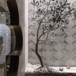 Rustikálne drevené trámy na strope, tehlový obklad a visiace dizajnové svietidlá v otvorenom lofte.