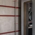 Zrkadlo s kovovým stojanom.