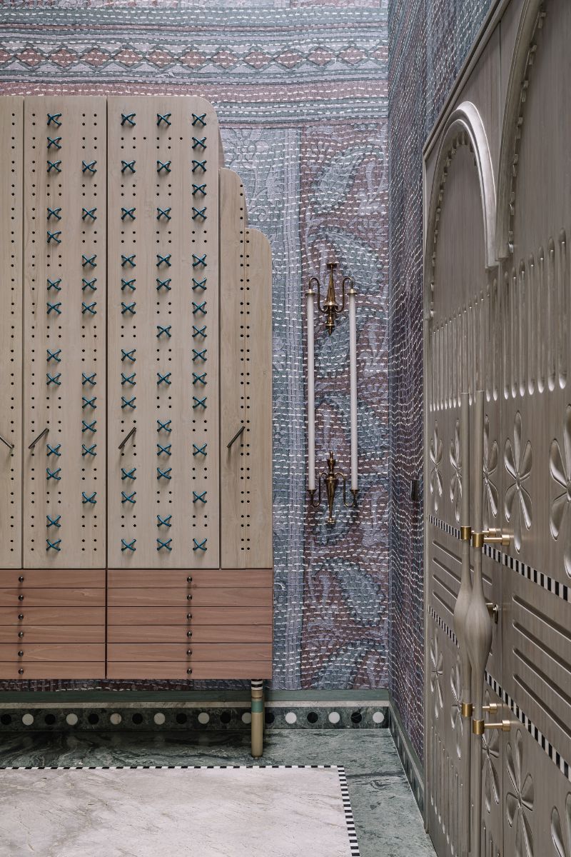 Mozaiky v interiéri skladali ručne.