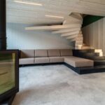 Obývacia časť chaty s točeným dreveným dizajnovým schodiskom.