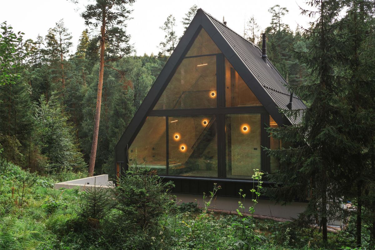 Chata sa nachádza v hornej časti svahovitého pozemku, vďaka čomu sa architekti rozhodli jej časť zapustiť do zeme.