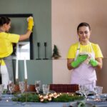 Žena v zhone pri upratovaní domácnosti.