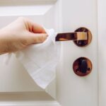 Detail na utieranie kľučky na dverách.