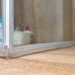 Detail na konce dvier sprchového kúta.