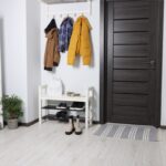 Vstupný priestor s vešiakovou stenou vetrovkami a policami s topánkami.