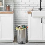 Preplnený antikorový kôš v kuchyni.