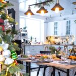 Slávnostne prestretý stôl v modernej kuchyni s vianočným stromčekom.