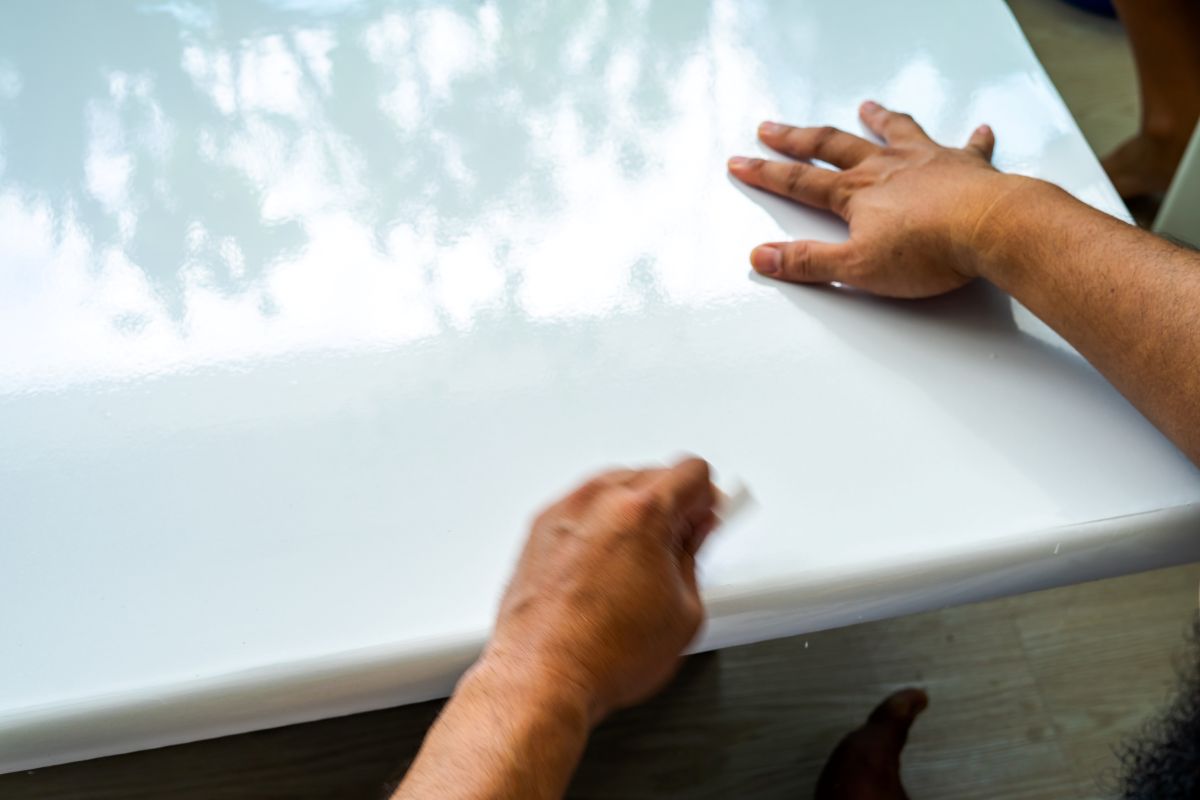 Detail na olepovanie nábytku fóliou.