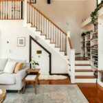 Interiér staršieho domu s obývačkou a schodmi na poschodie.