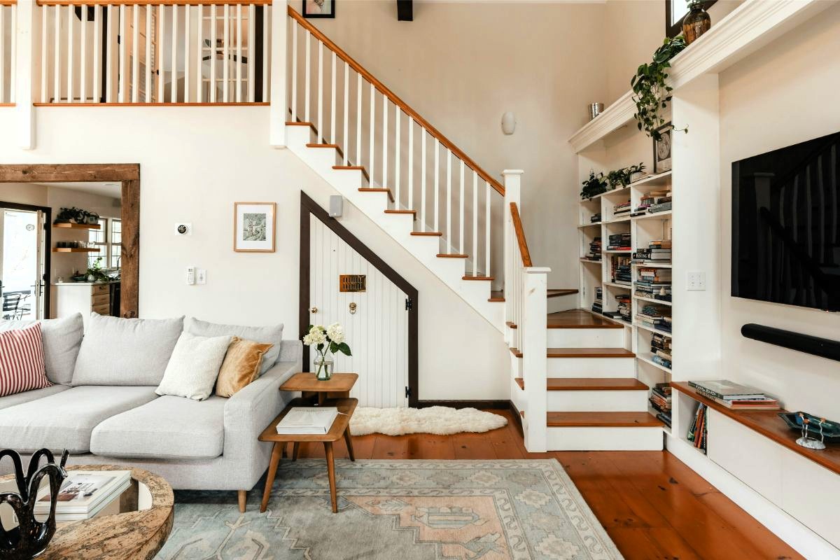 Interiér staršieho domu s obývačkou a schodmi na poschodie.