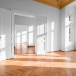 Interiér starého domu s parketovou podlahou a dvojkrídlovými dverami po rekonštrukcii.