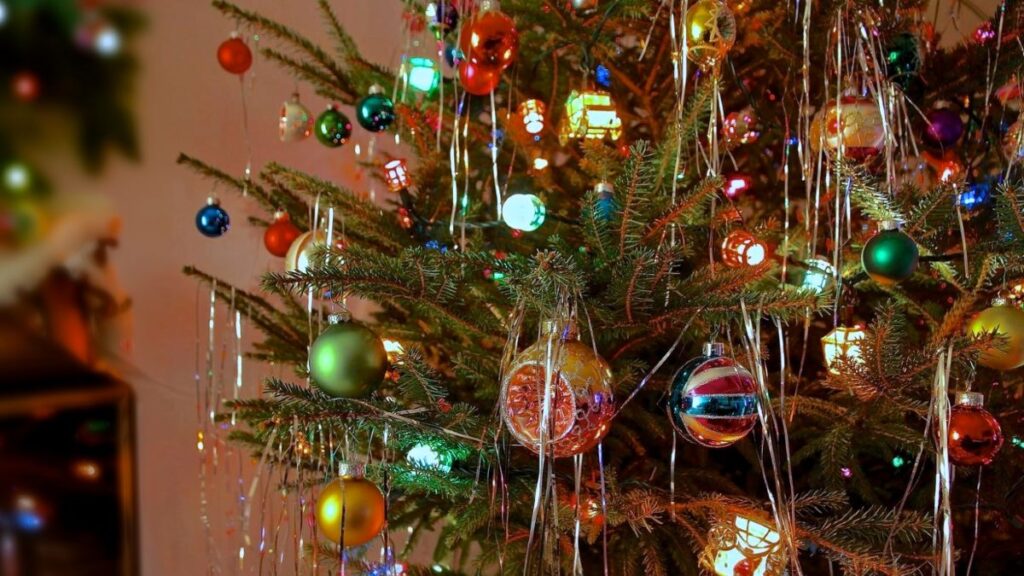 Detail na vianočný stromček s retro ozdobami.