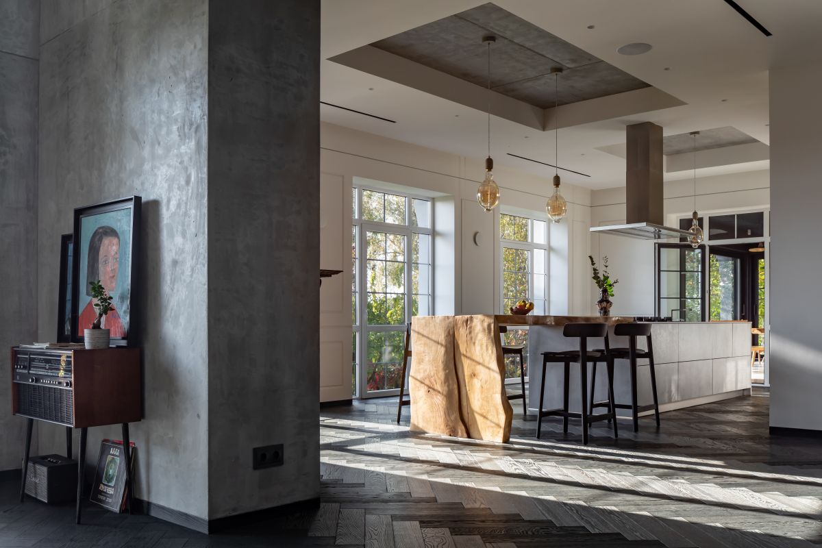 Dom pôsobí elegantne a moderne, no na viacerých miestach prekvapuje starými až historickými kúskami nábytku.