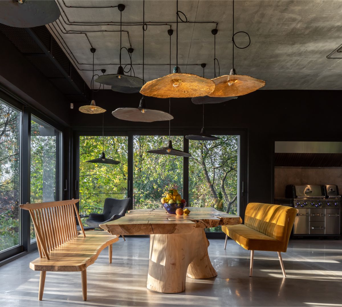 V jedálenskej časti BBQ zóny sa spája krása dreva a prírody za oknami so surovosťou betónu a industriálnych prvkov. Napriek kontrastu sa vzájomne dopĺňajú. 