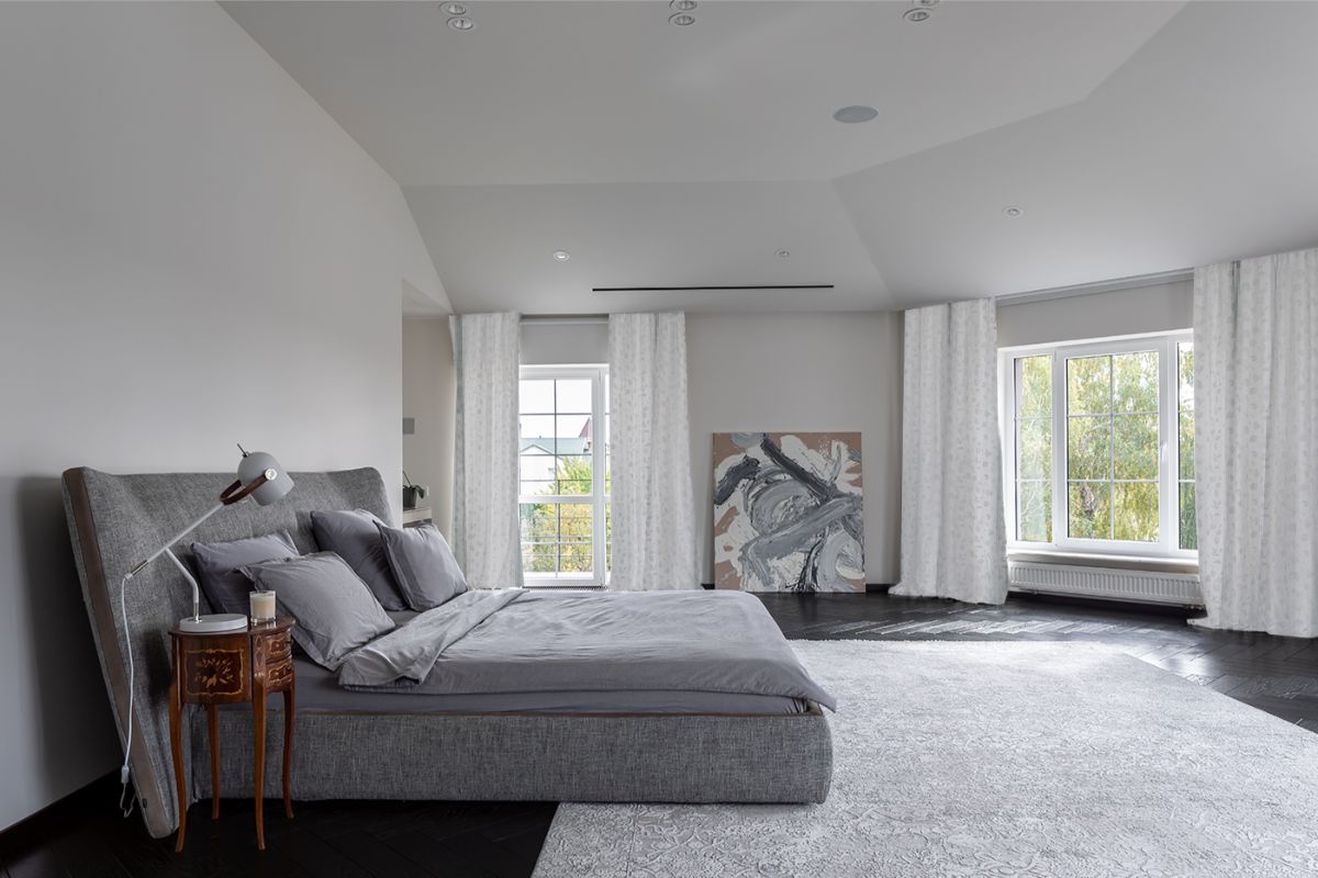 Presvetlená spálňa je presným opakom tmavého spodného poschodia. Pôsobí čisto a vzdušne.