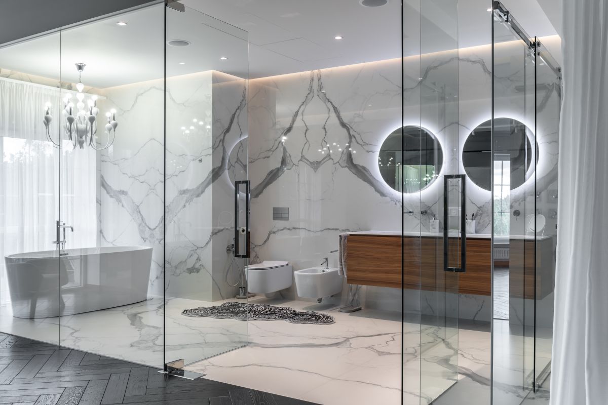 K spálniam na poschodí prislúchajú aj samostatné kúpeľne.