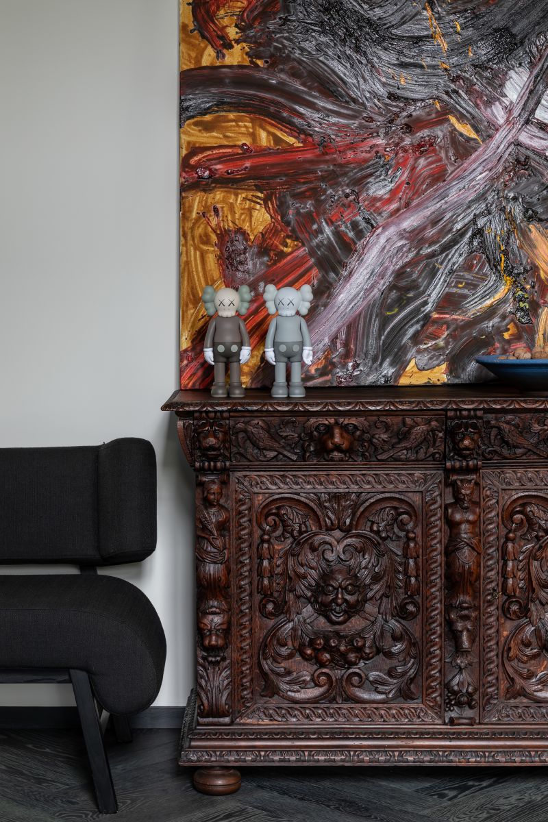 Aj na prvý pohľad je jasné, že dom nie je katalógový, ale prispôsobený presne pre domácich. Odráža sa v ňom ich vkus, minulosť a osobný príbeh rodiny.