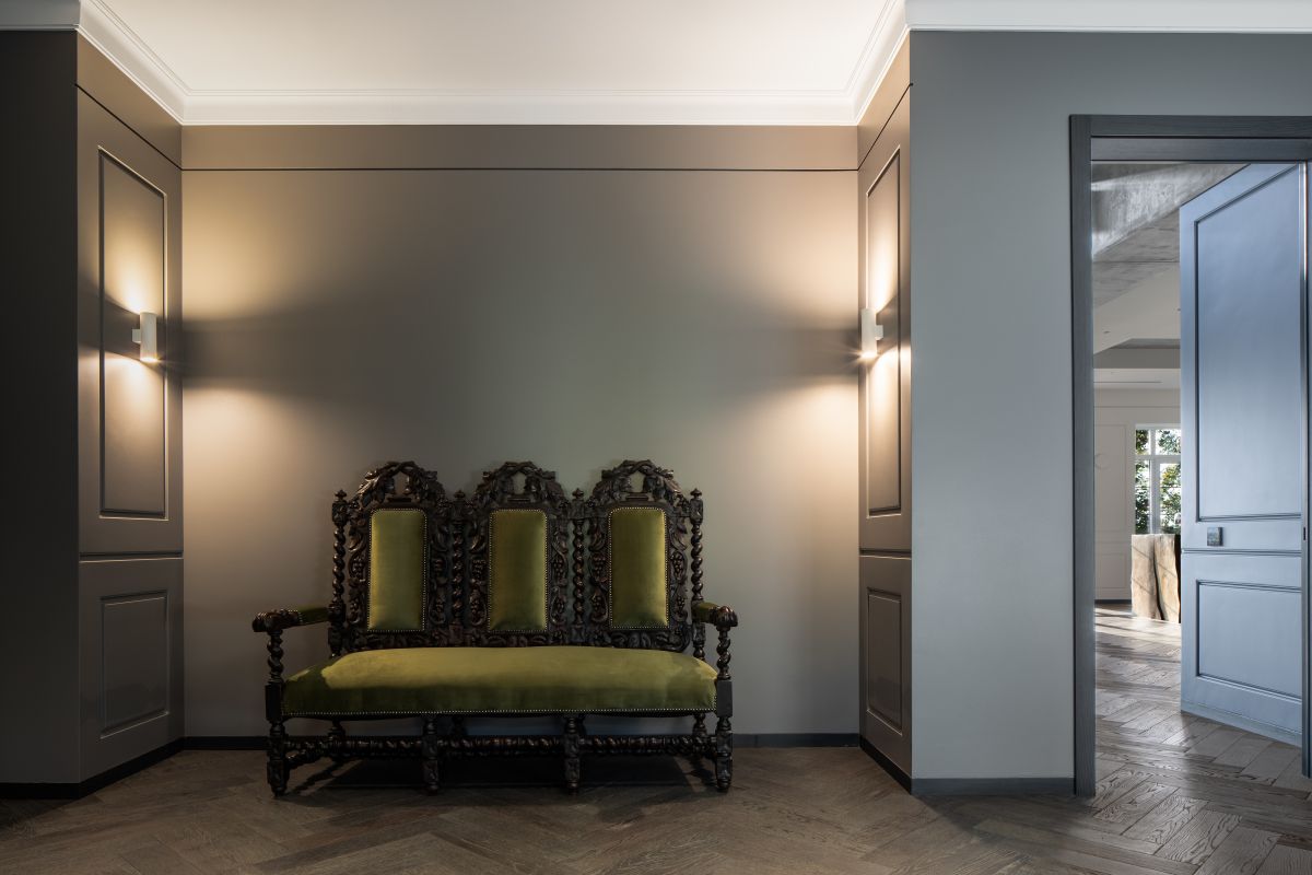 Interiér domu prekvapuje zákutiami s nábytkom, ktorý odráža históriu, tradície a korene domácich.