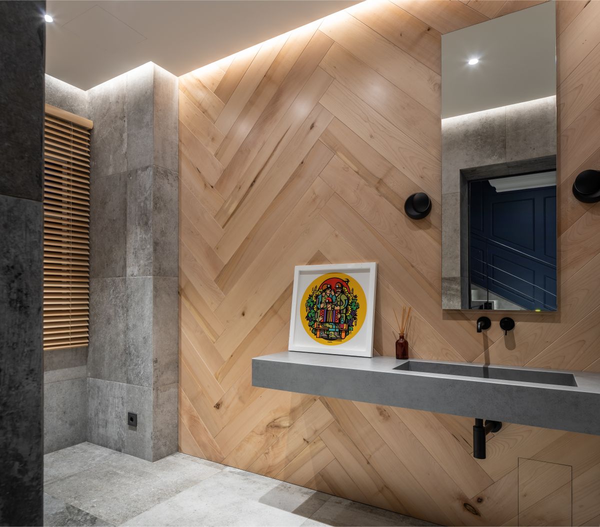 Na toalete na prízemí púta pozornosť drevený obklad do vzoru stromčeka.