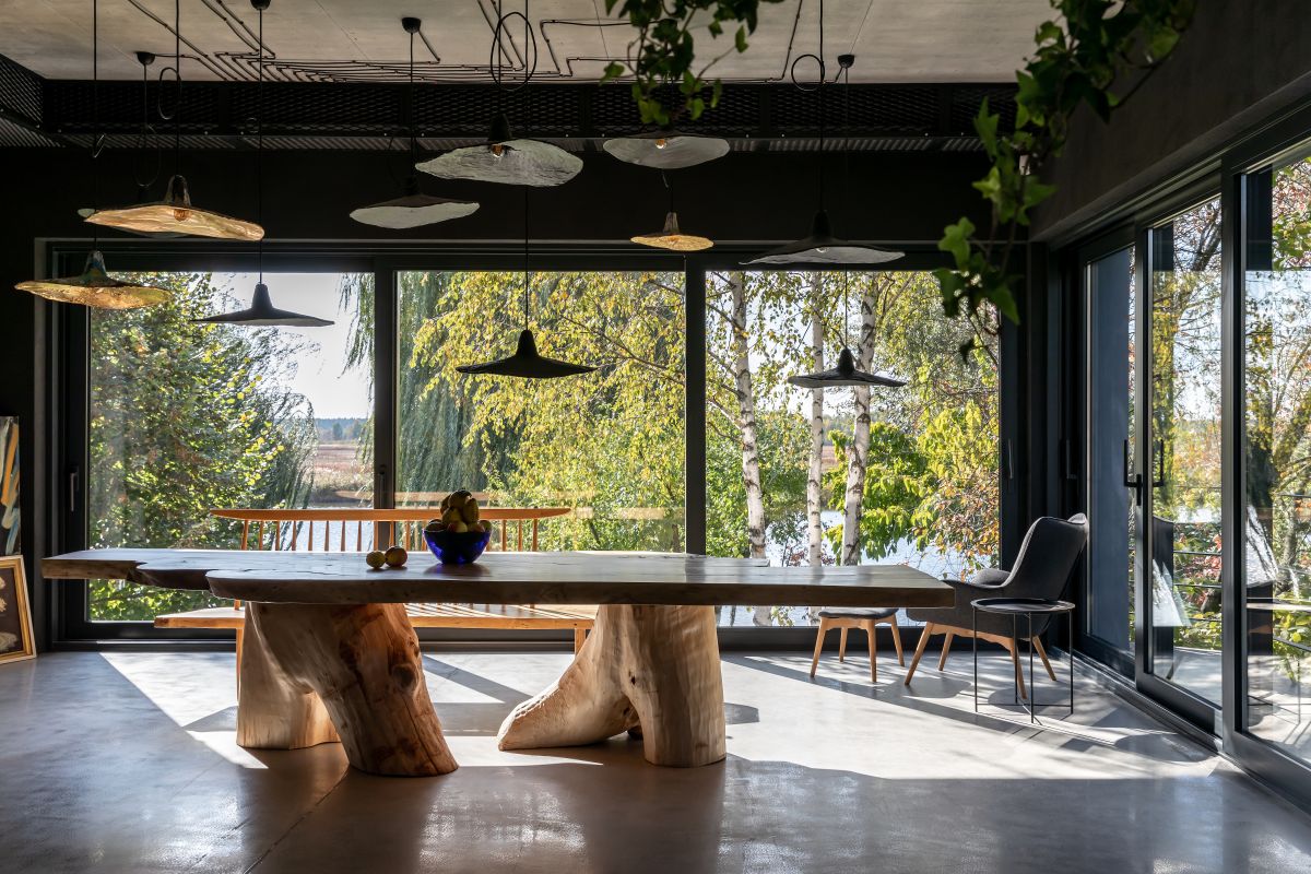 Presklenie na úrovni záhrady smeruje k rieke a poľu. Ideálny výhľad pre tých, čo hľadajú pokoj a oddych.