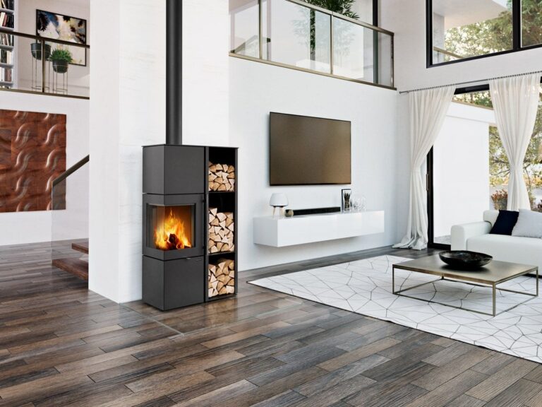 Akumulačné krbové kachle ESQUINA_H Romotop s úložným boxom v obývačke.